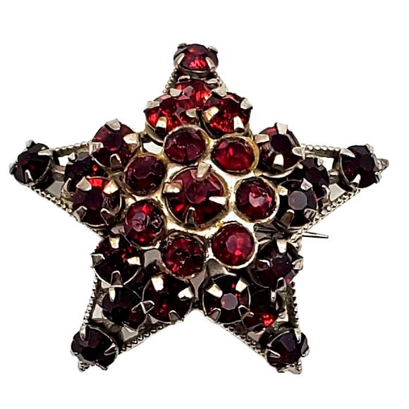 Tiny Red Star Dome Brooch Rhinestone Lapel Pin Silver Tone Vintage 1940s 1950s - Picture 1 of 5